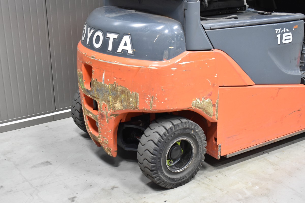 TOYOTA 8FBMT18 Vierradstapler gebrauchter Gabelstapler